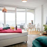 Modernes Mit Tollem Blick Ueber Stadt
